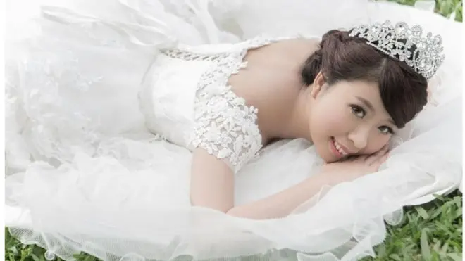 Q May Chen Anasema kwamba ameamua kuafikia ndoto yake kupitia kupiga picha za harusi. Alijichagulia marinda yote manne na vito alivyovaa