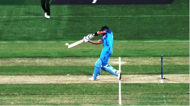 భారత్ను గెలిపించిన చివరి ఓవర్ నాలుగో బంతిపై సోషల్ మీడియాలో చర్చ ఎందుకు జరుగుతోంది?