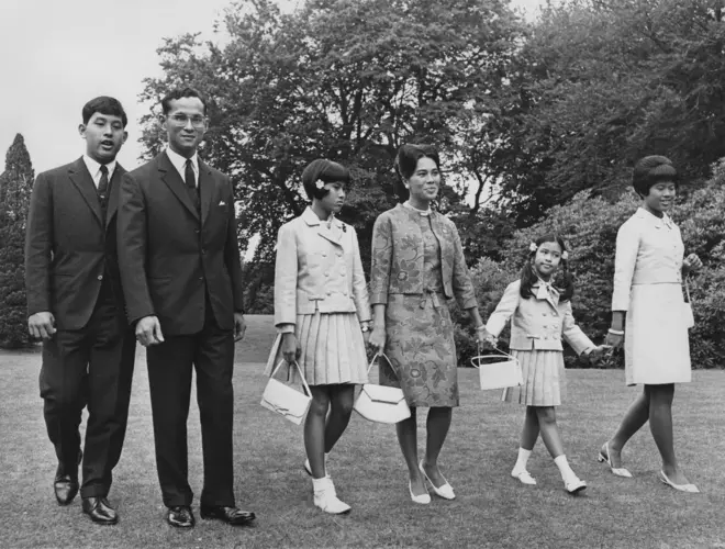 พระราชวงศ์ทรงสำราญพระอิริยาบถ ณ คฤหาสน์คิงส์บิเชส ที่ประทับส่วนพระองค์ในเมืองซันนิงฮิลล์ มณฑลเบิร์กเชียร์ของอังกฤษ เมื่อ 27 กรกฎาคม 2509 (จากซ้ายไปขวา) พระบาทสมเด็จพระวชิรเกล้าเจ้าอยู่หัว, พระบาทสมเด็จพระบรมชนกาธิเบศร มหาภูมิพลอดุลยเดชมหาราชฯ, สมเด็จพระกนิษฐาธิราชเจ้า กรมสมเด็จพระเทพรัตนราชสุดาฯ, สมเด็จพระนางเจ้าสิริกิติ์ พระบรมราชชนนีพันปีหลวง, สมเด็จพระเจ้าน้องนางเธอ กรมพระศรีสวางควัฒนฯ และทูลกระหม่อมหญิงอุบลรัตนราชกัญญา สิริวัฒนาพรรณวดี