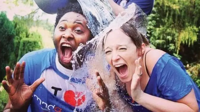 En Reino Unido el reto permitió recaudar alrededor de US$9 millones para la Asociación MND, que agrupa a las personas que padecen de ELA en el país.