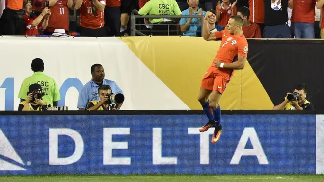 Alexis Sánchez marcó dos goles, uno de ellos de bolea que está entre los mejores tantos de la fase de grupos en la Copa América.