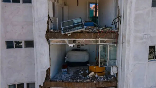 Las paredes de algunos hoteles y edificios de Acapulco cayeron durante el sismo dejando al descubierto el interior de las viviendas.