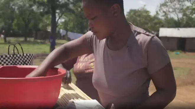 Žena u selu u Keniji