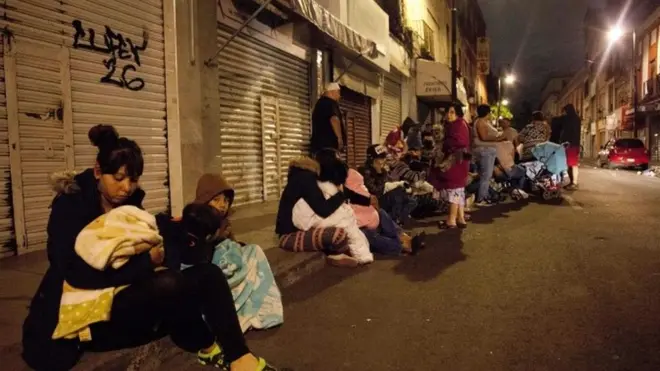 ගොඩනැගිලි භූකම්පනය හේතුවෙන් දෙදරුම් කෑ අතර ජනතාව වීථිවලට දිව ගියහ.