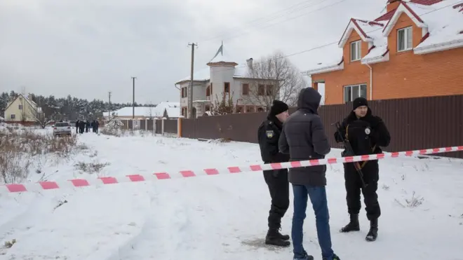 У ніч на неділю у селі Княжичі під Києвом сталася перестрілка правоохоронців, в результаті якої загинуло п'ять співробітників поліції.