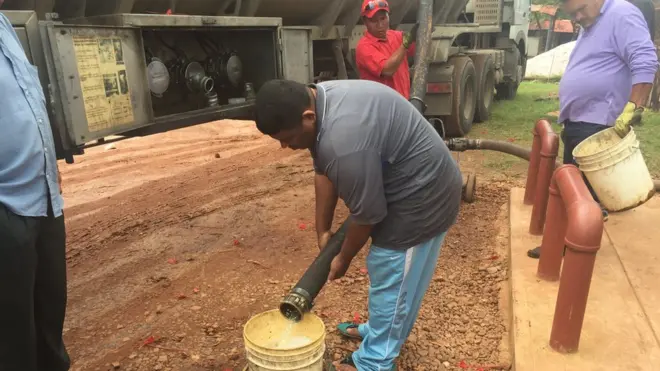 La gasolina se traslada en gandolas hasta las pocas estaciones de la zona en el sureste de Venezuela.