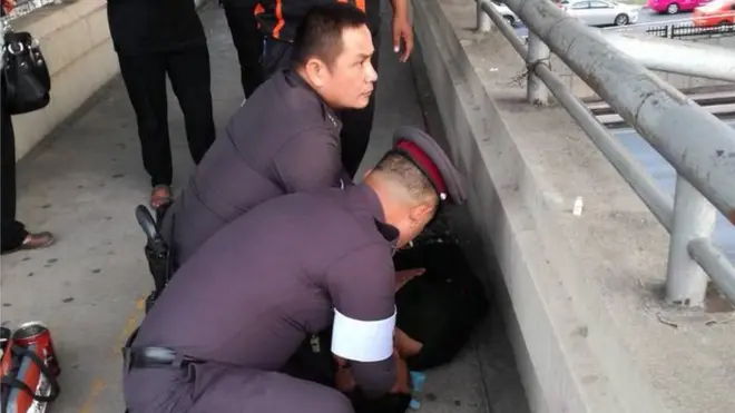 เจ้าหน้าที่ตำรวจจาก สน. ดอนเมือง ขณะปั๊มหัวใจชายในชุดทหาร กลางสะพานลอย