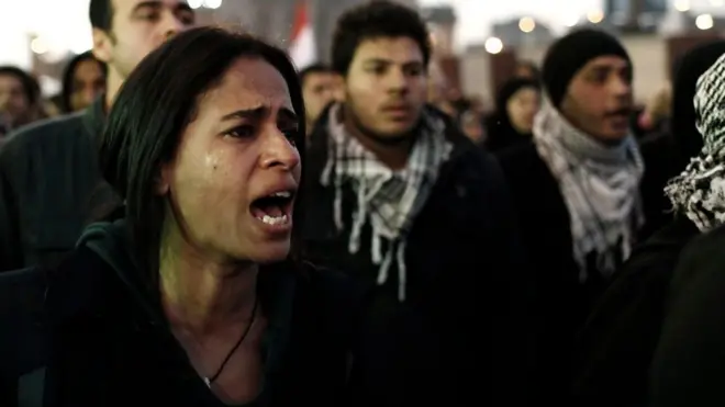 امرأة تبكي وتصرخ خلال المظاهرات في مصر