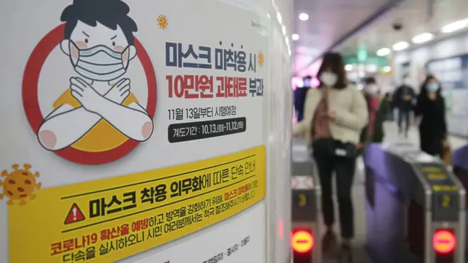 마스크 미착용 과태료 부과 첫날인 13일 오전 대전 서구 대전도시철도 시청역에 마스크 미착용 시 10만원 과태료 부과 안내문이 붙어 있다