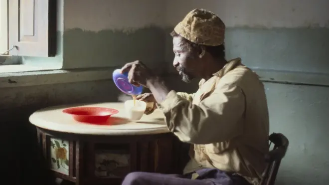 Mkazi wa Zanzibar akinywa chai yamaziwa