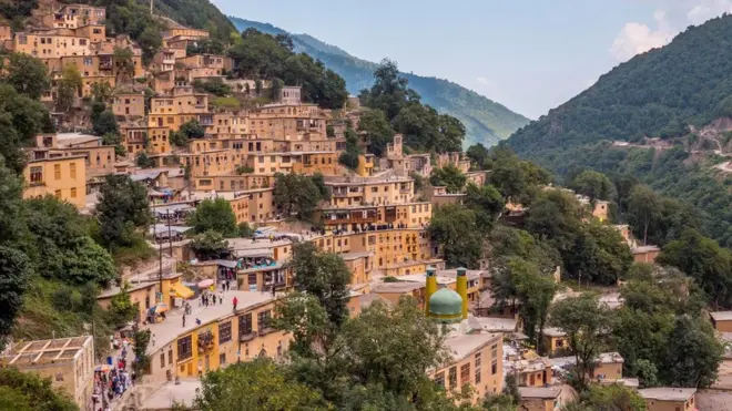 為了適應陡坡，馬蘇勒居民不得不想出各種充滿創意的方法來對空間進行最優化的利用（圖片來源：Arterra/Getty Images）