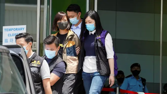 香港警方國安處便裝警員把《蘋果日報》副社長陳沛敏(灰色口罩者)押入壹傳媒總部大樓(17/6/2021)