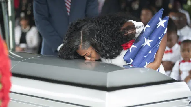 Di widow of one of di soldiers wey die later enter kasala with US President Donald Trump
