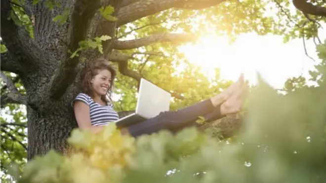 अधिकांश मानिस इन्टरनेट उनीहरूको कम्प्युटर बाहिर क्लाउडमा अस्तित्वमा रहेको छ भन्ठान्छन्