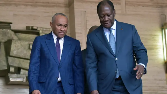 Le président de la CAF, Ahmad (à gauche), a rencontré le président ivoirien Alassane Ouattara, mardi 29 janvier 2019 à Abidjan.