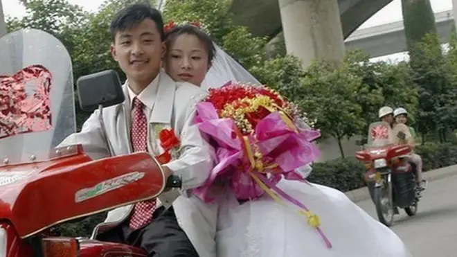 اکثر چینی مردوں کے لیے یہ بھی تقریباً ضروری ہے کہ جب وہ رشتہ لے کر آئیں تو ان کے پاس اپنی زمین بھی ہونی چاہئے۔