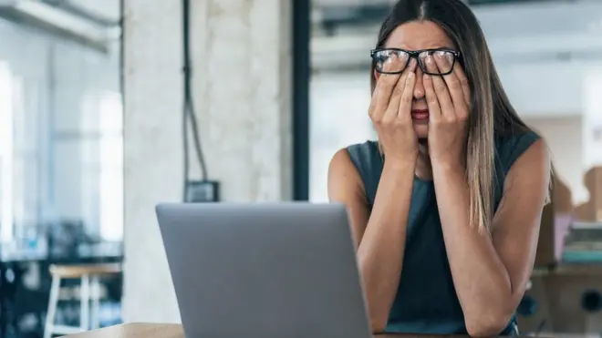 bilgisayar başında yorgun kadın