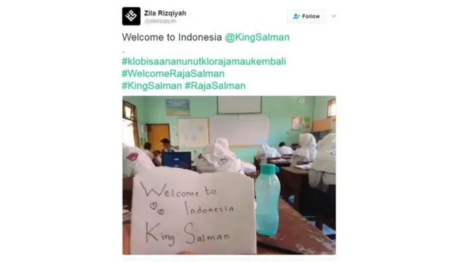 Ucapan selamat datang dari sebuah ruang kelas untuk Raja Salman.