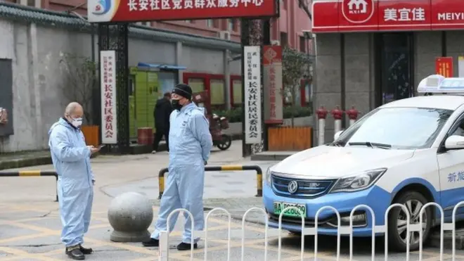 ဝူဟန်မြို့တွင်း လူနေရပ်ကွက်တွေထဲမှာ အကာအကွယ်ဝတ်စုံတွေနဲ့ တွေ့ရတဲ့ အငှားယာဉ်မောင်းသူတွေ