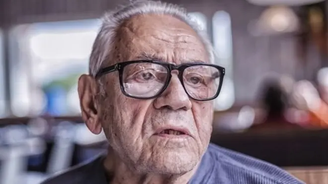 ชายสูงอายุใส่แว่น