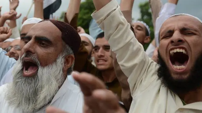 ઉગ્ર પ્રદર્શન કરી રહેલા મુસ્લિમ જૂથની તસવીર