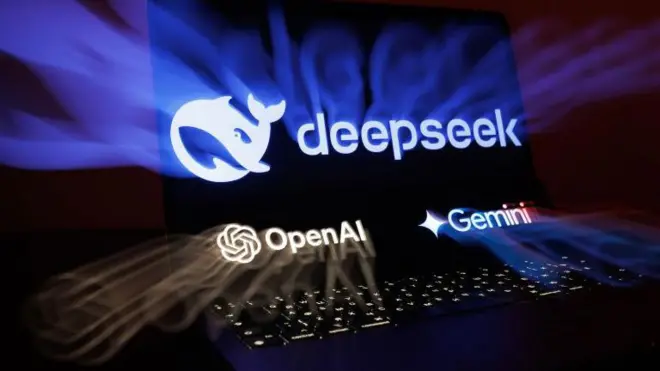 Una laptop de la cual emergen los logos de DeepSeek, OpenAi y Gemini, de Google.