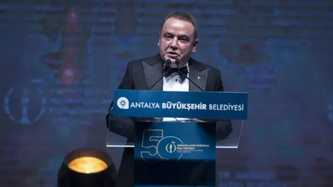 Hakkında gözaltı kararı verilen tutuklu Muhittin Böcek, soruşturmaya konu olan ANSET'in düzenlediği Antalya Altın Portakal Film Festivali'nde konuşurken