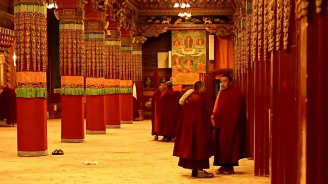 Biksu, Tibet, Biara