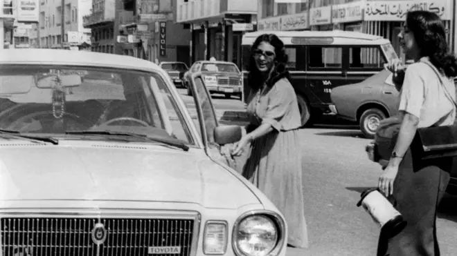 صورة التقطت في سبعينيات القرن الماضي لنساء في شوارع مدينة المنامة، عاصمة البحرين