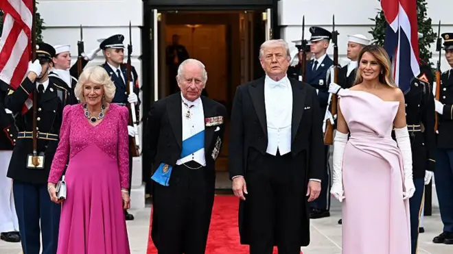  (Слева направо) Королева Камилла, король Карл III, президент США Дональд Трамп и первая леди Мелания Трамп позируют на улице во время официального государственного ужина, устроенного президентом и первой леди в Белом доме во второй день государственного визита короля Карла III и королевы Камиллы в Соединенные Штаты Америки, 28 апреля 2026 года в Вашингтоне, округ Колумбия.