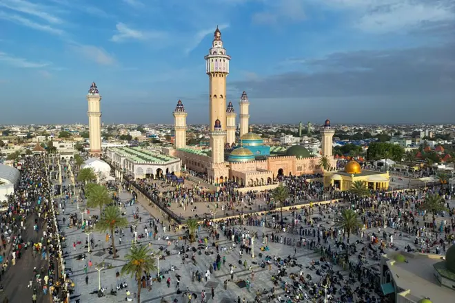 Des millions de personnes se rassemblent à Touba, au Sénégal, le 13 août 2025, pour commémorer le départ en exil au Gabon en 1895, de Cheikh Ahmadou Bamba, fondateur de la confrérie mouride. 