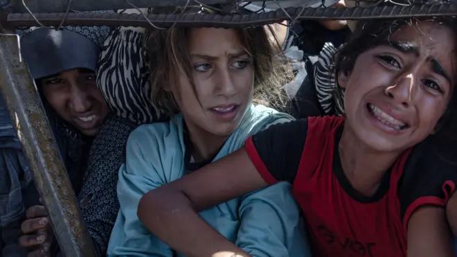 طفلة تحاول الحصول على غذاء في قطاع غزة