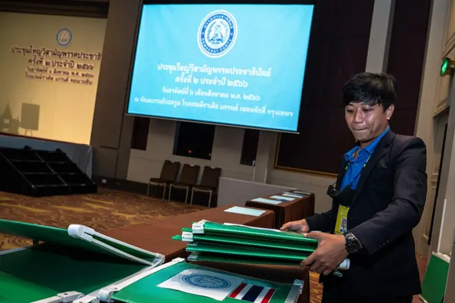 เจ้าหน้าที่ต้องเก็บคูหาลงคะแนนเลือกตั้งหัวหน้าและกรรมการบริหารพรรคชุดใหม่ หลังองค์ประชุมไม่ครบ เมื่อ 6 ส.ค.