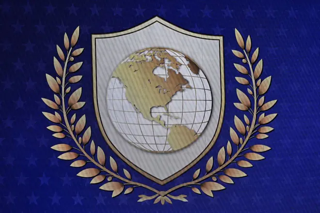 تظهر هذه الصورة شعار "مجلس السلام" خلال المؤتمر الاقتصادي العالمي في دافوس