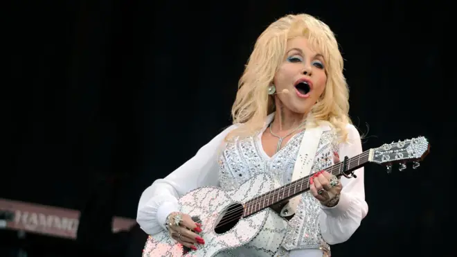 美國鄉村音樂巨星 Dolly Parton 於2014年6月29日在格拉斯頓伯里音樂節期間，於薩默塞特郡 Worthy Farm 的 Pyramid Stage 演出