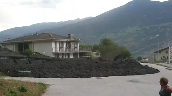 إنهيار طيني يضرب قرية غراغناي في جبال الألب السويرية، وصور سكان النهر الطيني وهو يدخل قريتهم.