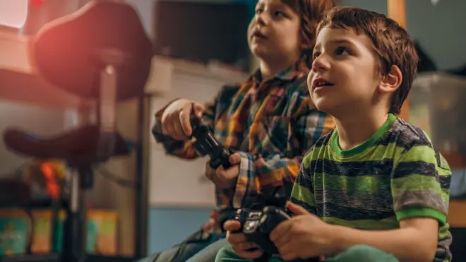 Niños jugando videojuego
