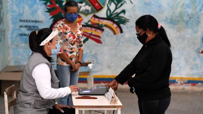 Mujer vota en Venezuela
