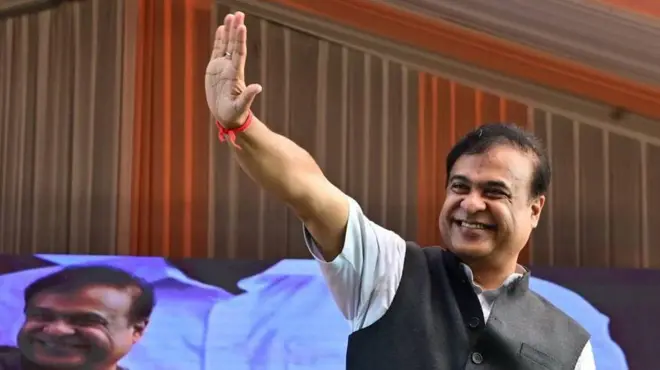 असम के मुख्यमंत्री हिमंत बिस्वा सरमा एक राजनीतिक कार्यक्रम में हाथ हिलात हुए
