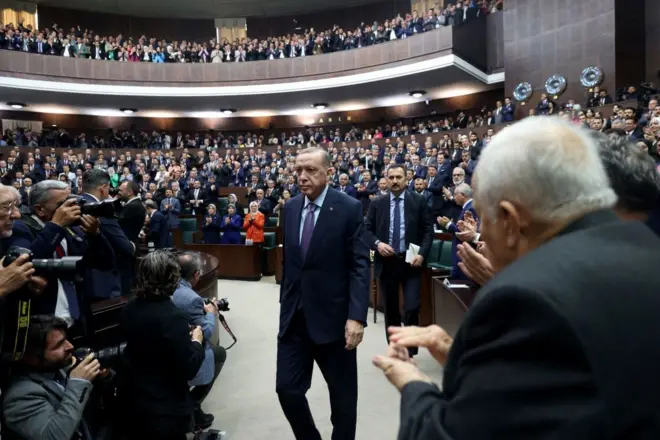 Türkiye Cumhurbaşkanı ve Adalet ve Kalkınma Partisi Genel Başkanı Recep Tayyip Erdoğan, 25 Ekim 2023'te Ankara'da Türkiye Büyük Millet Meclisi'nde partisinin grup toplantısına katılıyor.