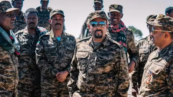 Le PM Abiy Ahmed entouré de ses collaborateurs.