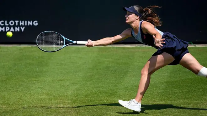 25 Haziran 2026’da İngiltere’nin Eastbourne kentindeki Devonshire Park Lawn Tennis Club’da düzenlenen 2026 Lexus Eastbourne Açık Kadınlar tenis turnuvasında Türkiye’den Zeynep Sönmez, çeyrek final maçında Letonyalı 3 numaralı seri başı Jelena Ostapenko’ya karşı mücadele ediyor.