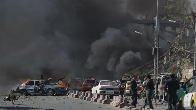 احتجاج کوونکو شمعې بلې کړې او د کابل چارشنبې او پنجشنبې ورځو بریدونو له قربانیانو سره یې خواخوږي څرګنده کړه.