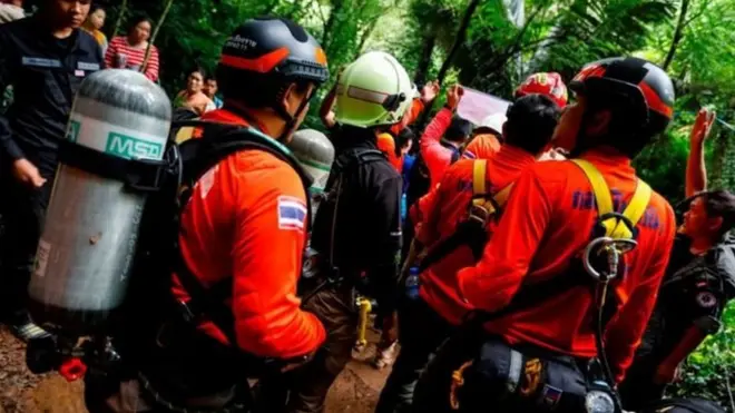 Thợ lặn hải quân, mang đầy đủ bình oxy và thức ăn, tiếp tục tìm kiếm các thiếu niên mất tích sáng thứ Ba