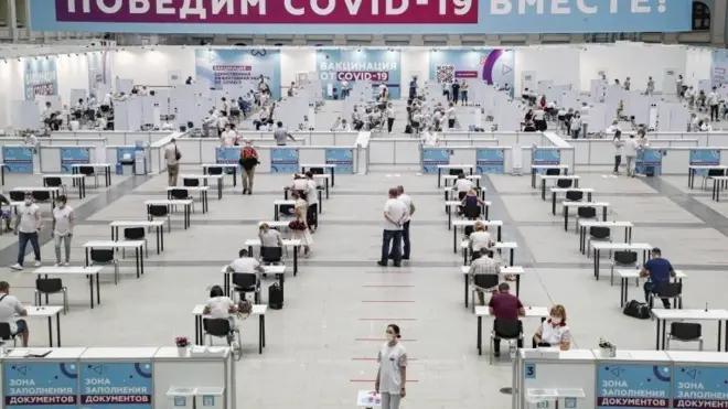 Chờ đợi để được tiêm vaccine Sputnik V của Nga ở Moscow, Nga, ngày 15 tháng 7 năm 2021