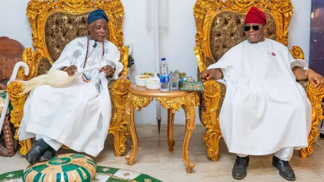 Olubadan ti ilẹ Ibadan, Ọba Rashidi Ladoja wọ agbada funfun pẹlu irukẹrẹ lọwọ, nigba ti aarẹ ile aṣofin agba, Sẹnẹtọ Godswill Akpabio, naa wọ agbada funfun, o si de awo soju