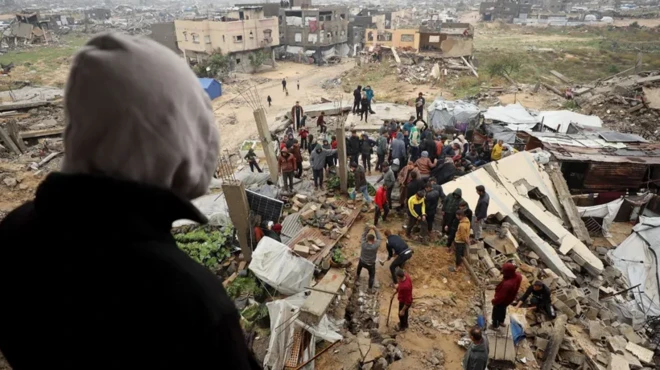 Спасатели пытаются найти пострадавших под обломками обрушившегося от проливных дождей двухэтажного здания в секторе Газа, пятница 12 декабря