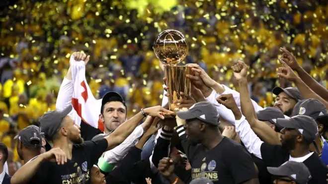 PIala NBA kedua yang diraih Golden State Warriors dalam tiga musim terakhir.