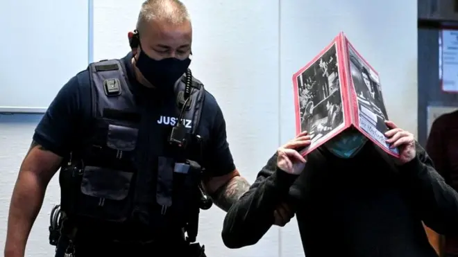 Против подозреваемого (справа) согласилась дать показания его жена