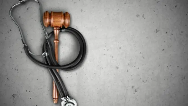 Martelo de juiz e estetoscópio